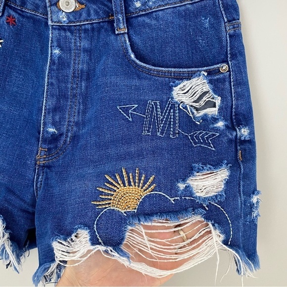 ZARA Embroidered Distressed
Ripped Denim Jean Shorts Frayed Hem, sz 2 - Picture 8 of 15
